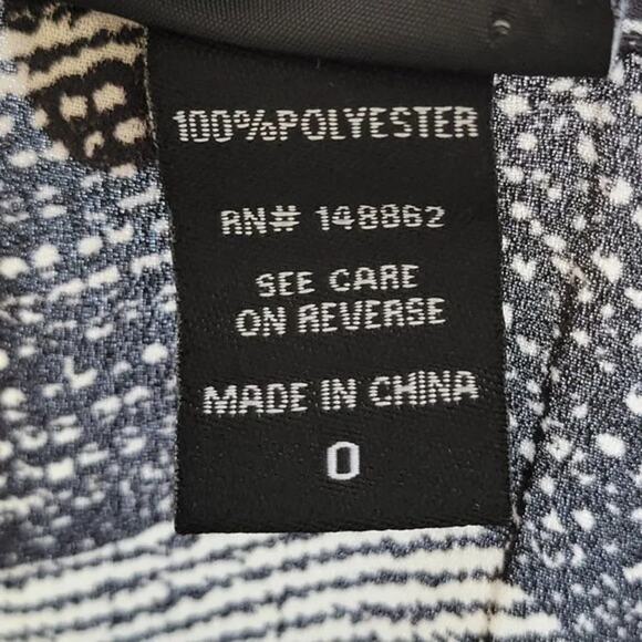 Torrid Sleeveless Blouse Chevron Printed Womens Size L Black White V Neck - Picture 9 of 10